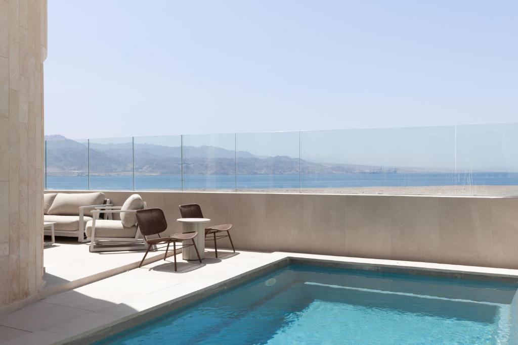 una piscina en un edificio con vistas al agua en Villa Sea 40 Eilat, en Eilat