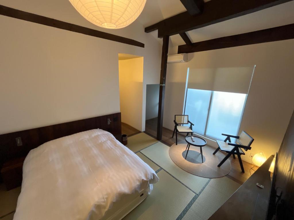 Postel nebo postele na pokoji v ubytování 古民家ラグジュアリーホテル 金井西洋館