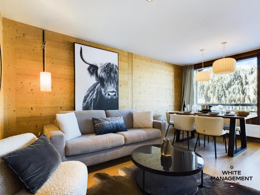 un salon avec un canapé et une table dans l'établissement Résidence Ariondaz DaphnÉe - Appartement traversant avec magnifique vue Vallée MAE-4624, à Courchevel