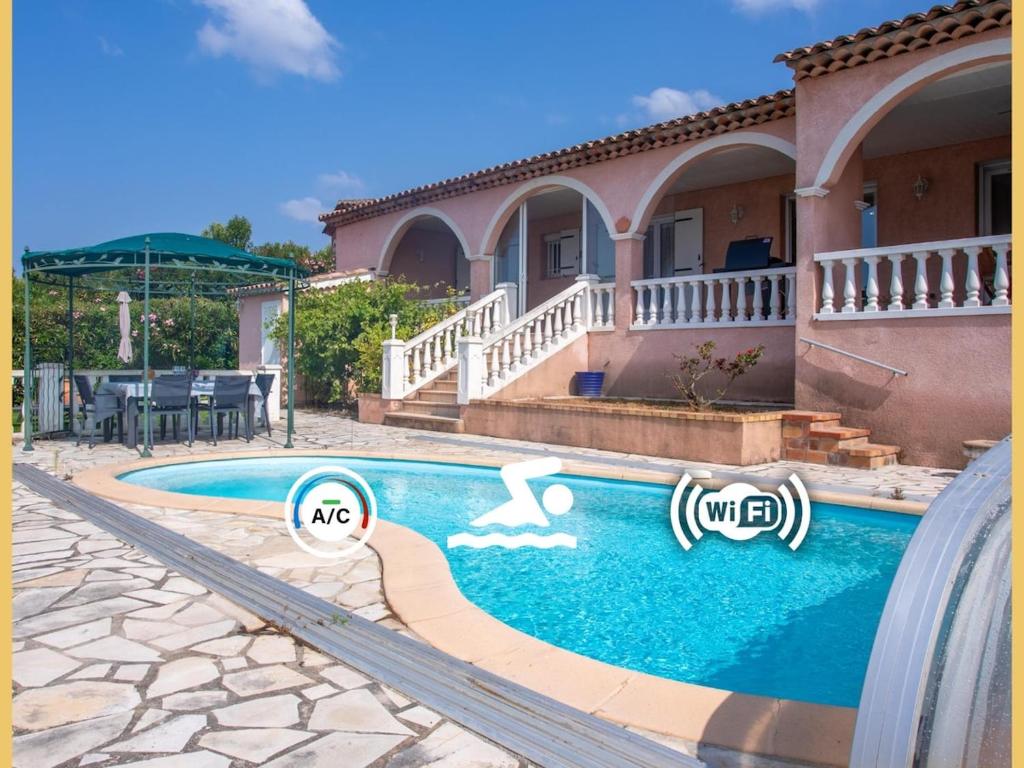 une piscine devant une maison dans l'établissement Villa 150m2, Piscine, Parking, Wifi, Clim, à Saint-Raphaël