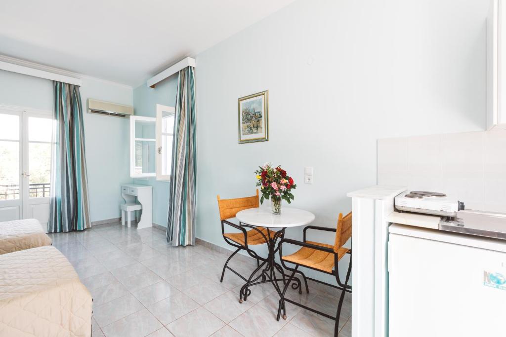 Kuchyň nebo kuchyňský kout v ubytování Fexulis Studios & Suites