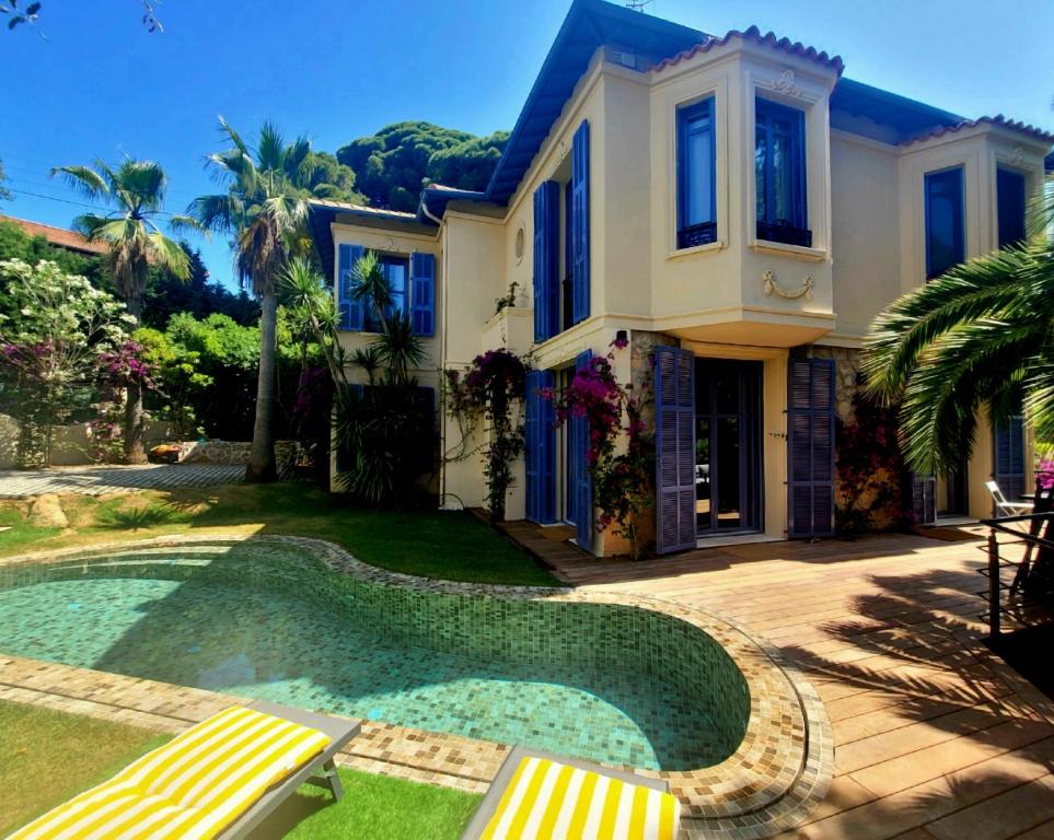 une maison avec une piscine devant une maison dans l'établissement Villa La Joè, à Cannes