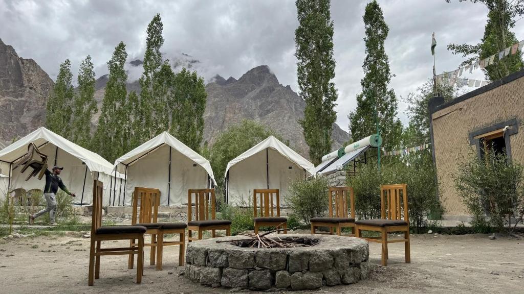 Nespecifikovaný výhled na hory nebo výhled na hory při pohledu z luxury tent
