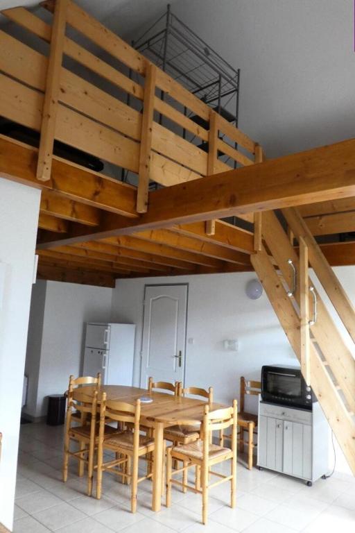 un lit en mezzanine avec une table et des chaises en bois dans l'établissement Résidence Gardette - Joli T3 centre station 8 couchages à Réallon B34-35 MAE-8441, à Réallon