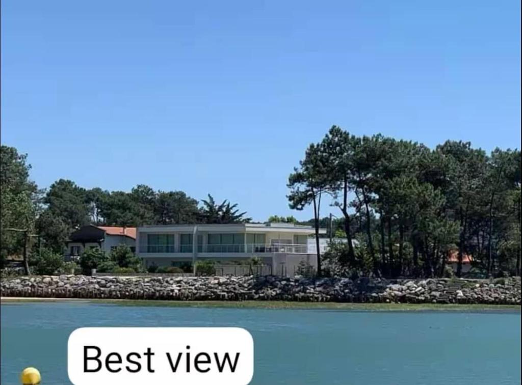 une maison en arrière-plan avec les mots meilleure vue dans l'établissement Le Courant - 3 Chambres avec une vue imprenable, à Mimizan-Plage