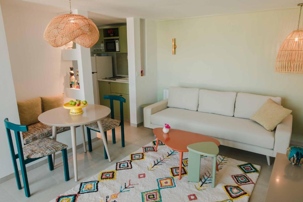 a living room with a couch and a table at Écrin bleu - Vue mer & piscine in Tunis