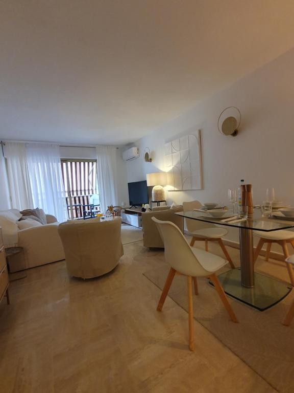 un salon avec une table et des chaises dans l'établissement Appartement 2 pièces carré d or Les Floralies, à Antibes