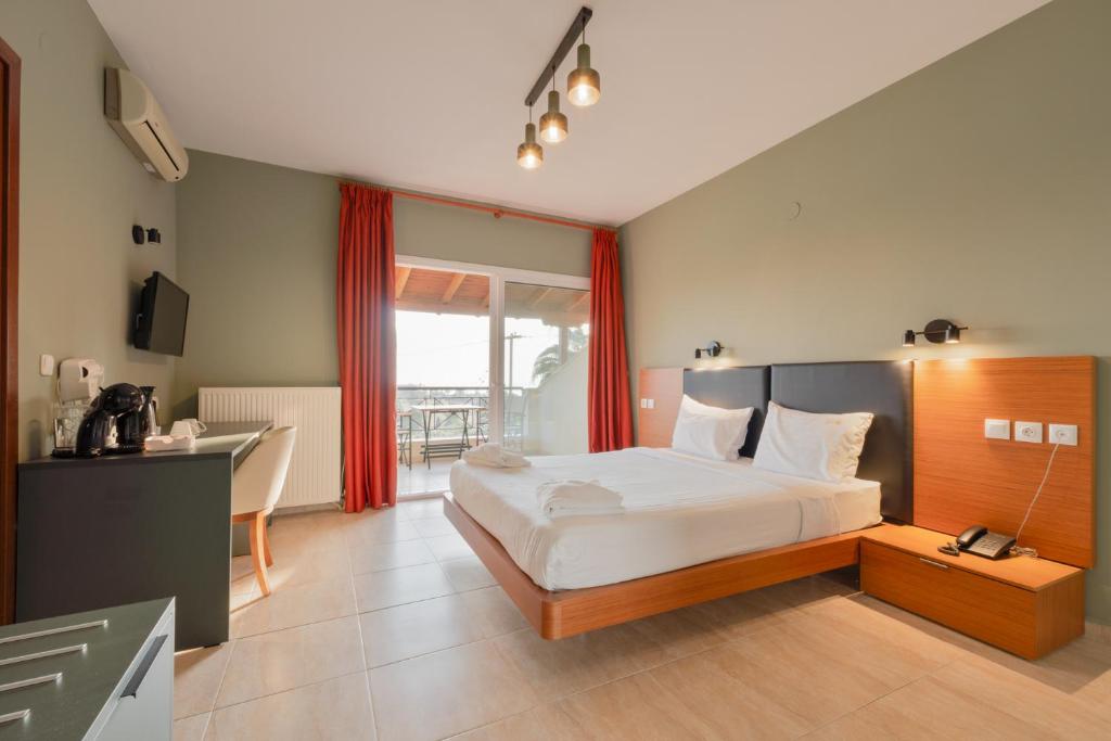Postel nebo postele na pokoji v ubytování Kelyfos Hotel