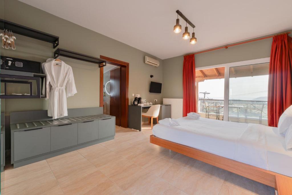 Postel nebo postele na pokoji v ubytování Kelyfos Hotel
