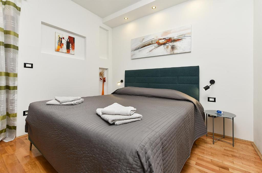 Posteľ alebo postele v izbe v ubytovaní Apartments 408 Fazana