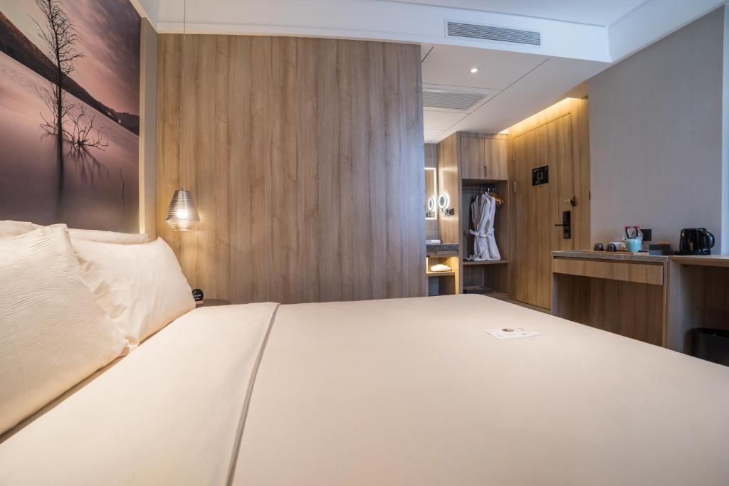 Postel nebo postele na pokoji v ubytování Atour Hotel Xiamen Jimei University