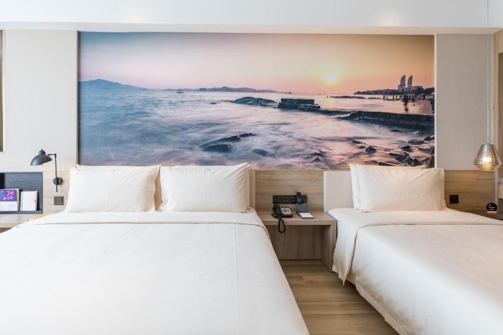 Postel nebo postele na pokoji v ubytování Atour Hotel Xiamen Jimei University
