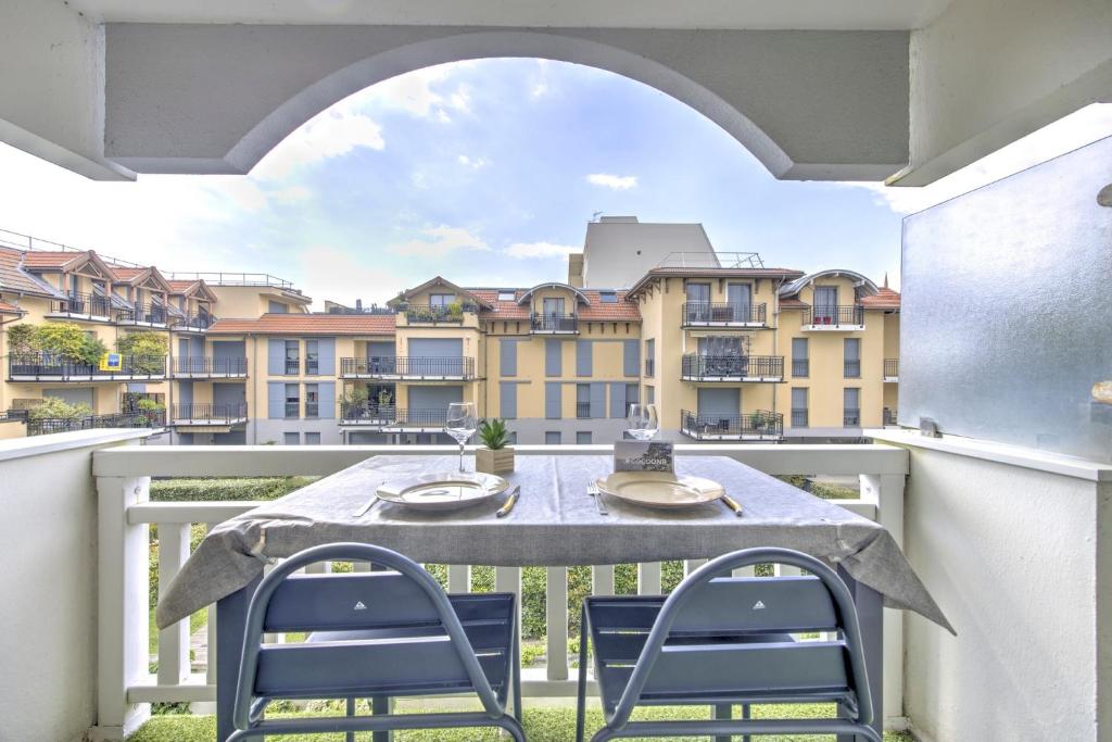 - un balcon avec une table et des chaises dans l'établissement Arcadine - Studio avec terrasse, à Arcachon