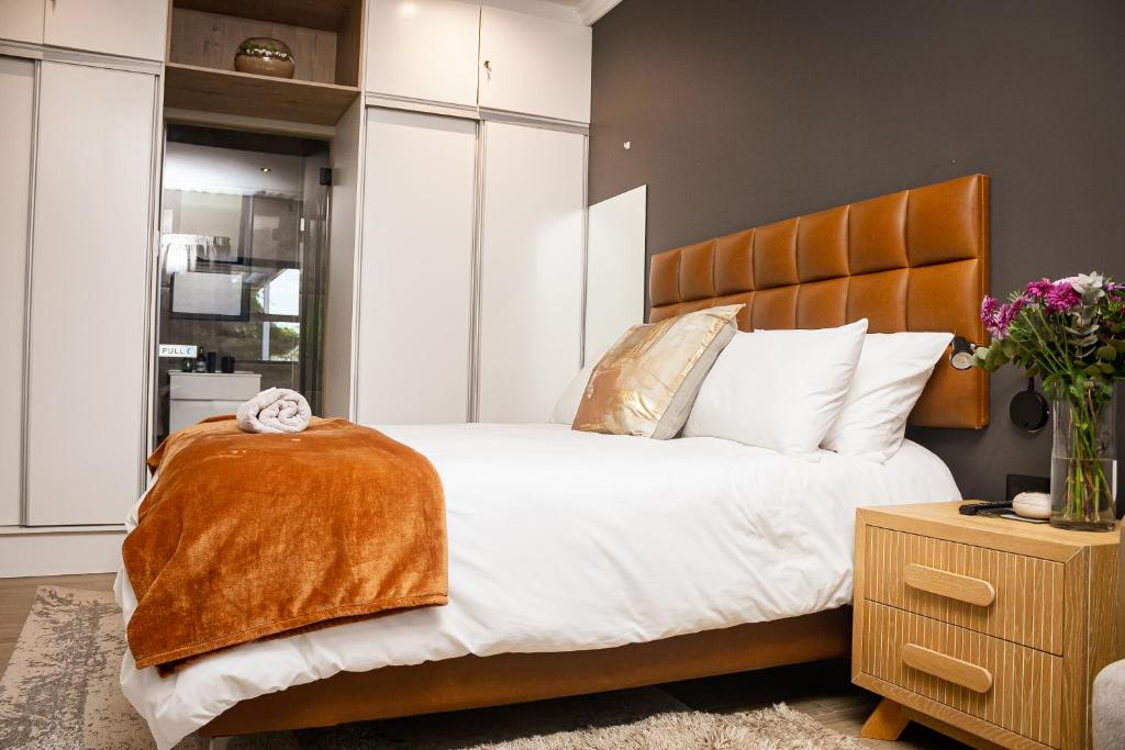 Una cama o camas en una habitación de The Valley Units - Self Catering