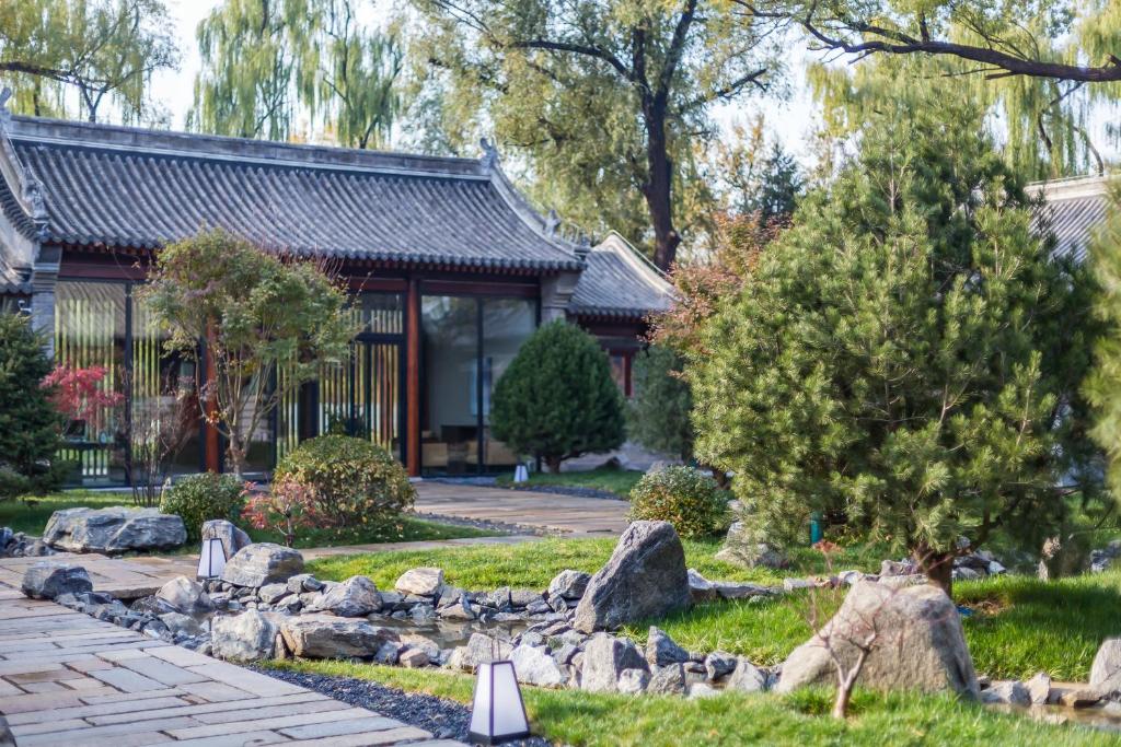 YiPiao Courtyard Hot Spring Resort Xiaotangshan Beijing外面的花园