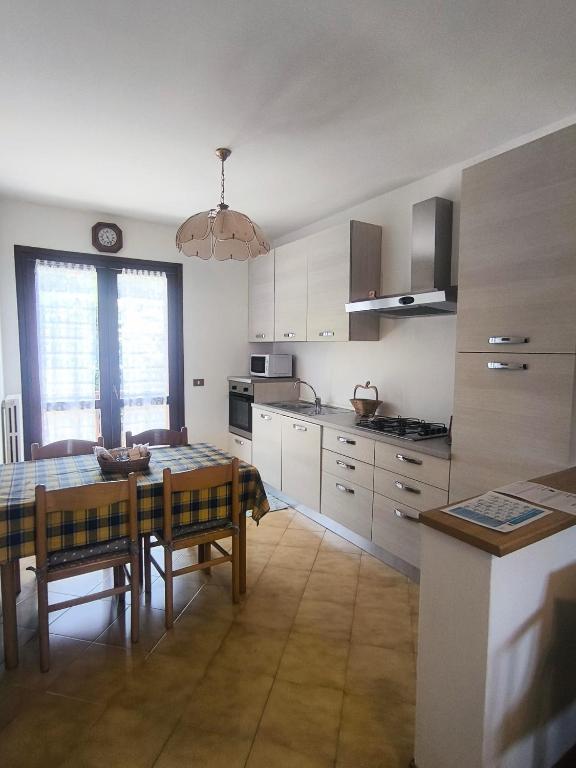Kuchyň nebo kuchyňský kout v ubytování CasaDolcelago Sulzano Villa con Giardino Vista Lago Parking Free