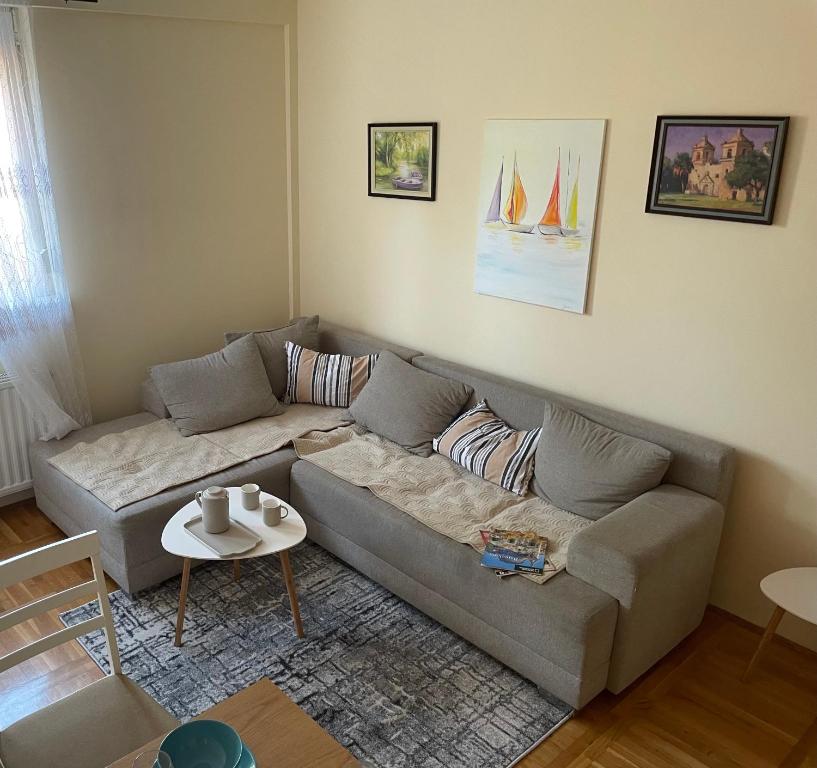 LedineSkyBreak Apartment的带沙发和桌子的客厅
