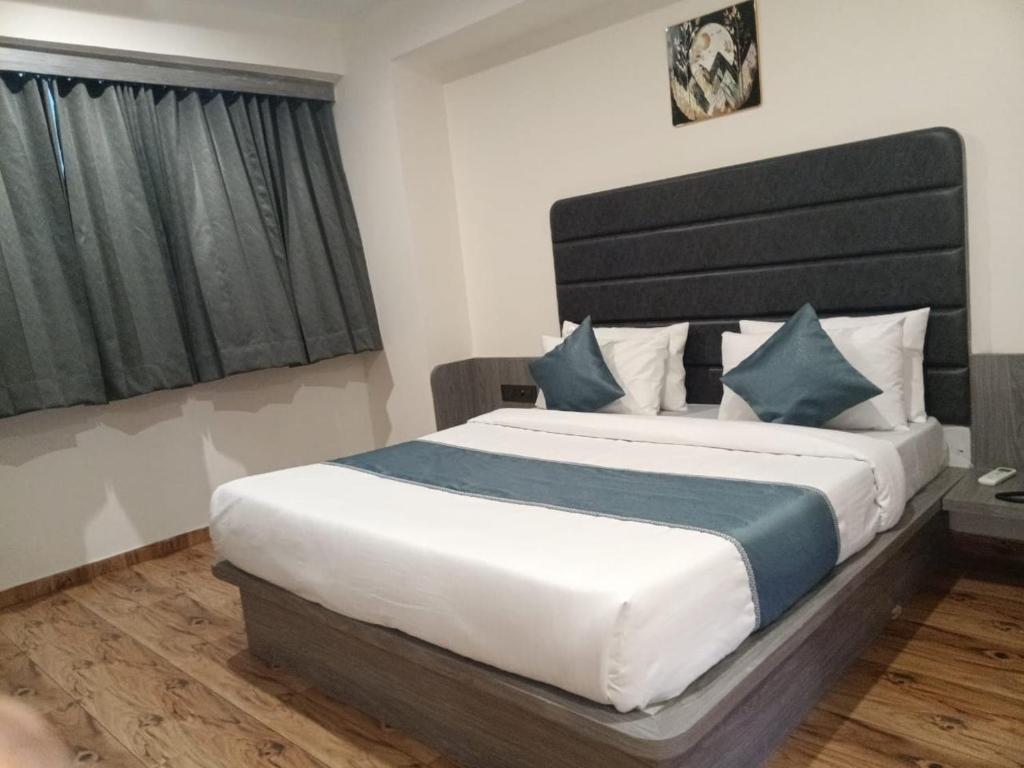 Postel nebo postele na pokoji v ubytování hotel radhe krishna