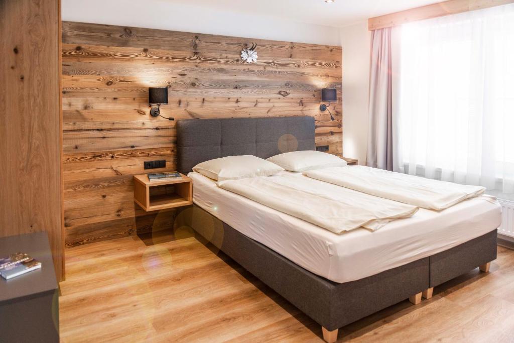 Postel nebo postele na pokoji v ubytování Alpengasthof Fichtenheim