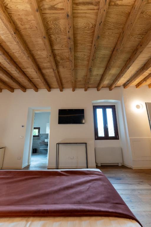 TV a/nebo společenská místnost v ubytování 4 Elementi Relais B&B Lonato del Garda