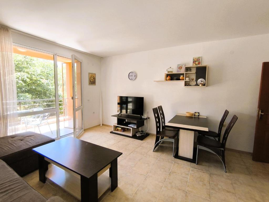 a living room with a table and a dining room at Dom-El Real Apartments 4 - Sveti Vlas in Sveti Vlas