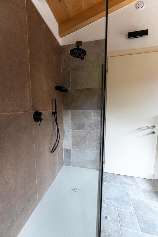 Koupelna v ubytování 4 Elementi Relais B&B Lonato del Garda