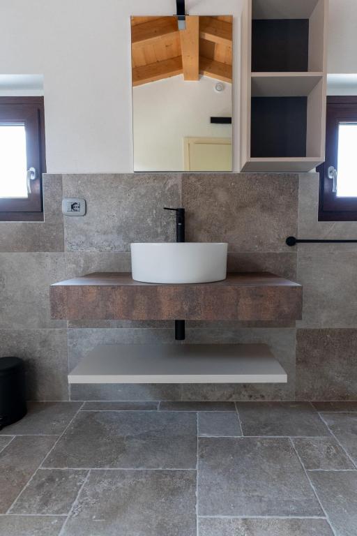 Koupelna v ubytování 4 Elementi Relais B&B Lonato del Garda