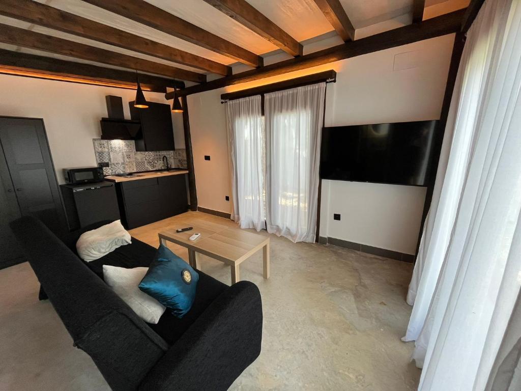 a living room with a couch and a table at La Cabaña del Lago in Sanlúcar de Barrameda