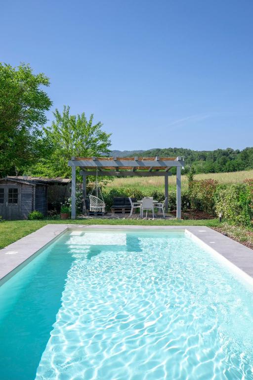 - une piscine avec un kiosque dans la cour dans l'établissement Il Fienile Toscano, à Montevarchi