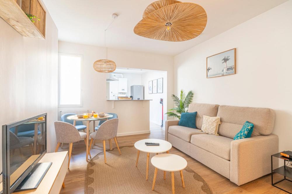 un salon avec un canapé et une table dans l'établissement L'Escale Havraise - Plage à 500m, au Havre