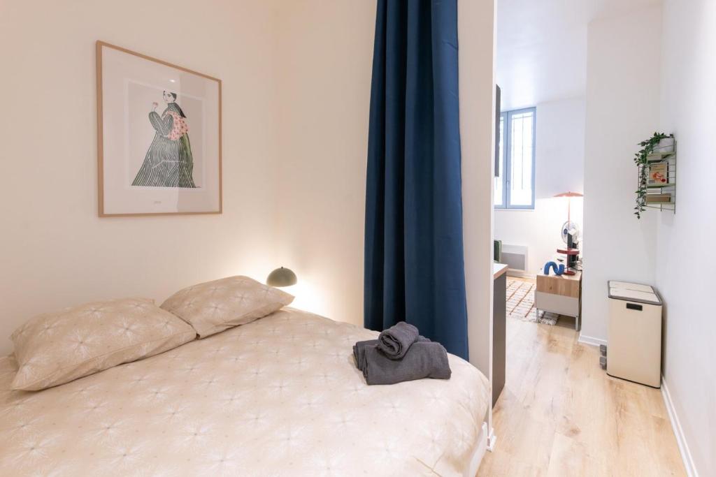 une chambre avec un grand lit dans une pièce dans l'établissement Opéra 4, à Lyon