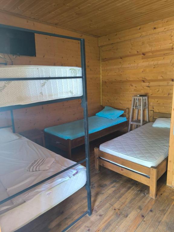 Postel nebo postele na pokoji v ubytování Lolini bungalovi