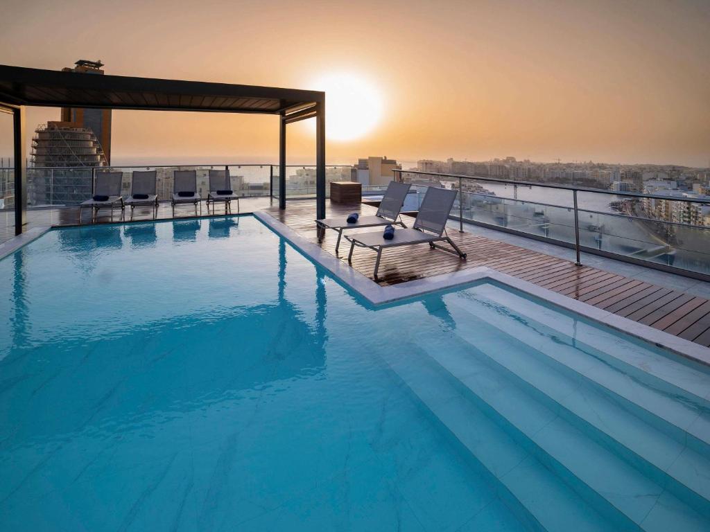 Bazén v ubytování Mercure St. Julian's Malta nebo v jeho okolí
