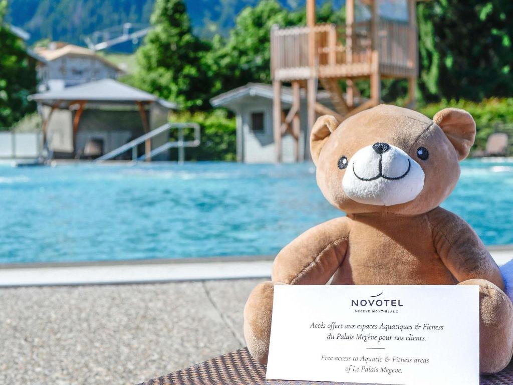 Бассейн в Novotel Megève Mont-Blanc или поблизости