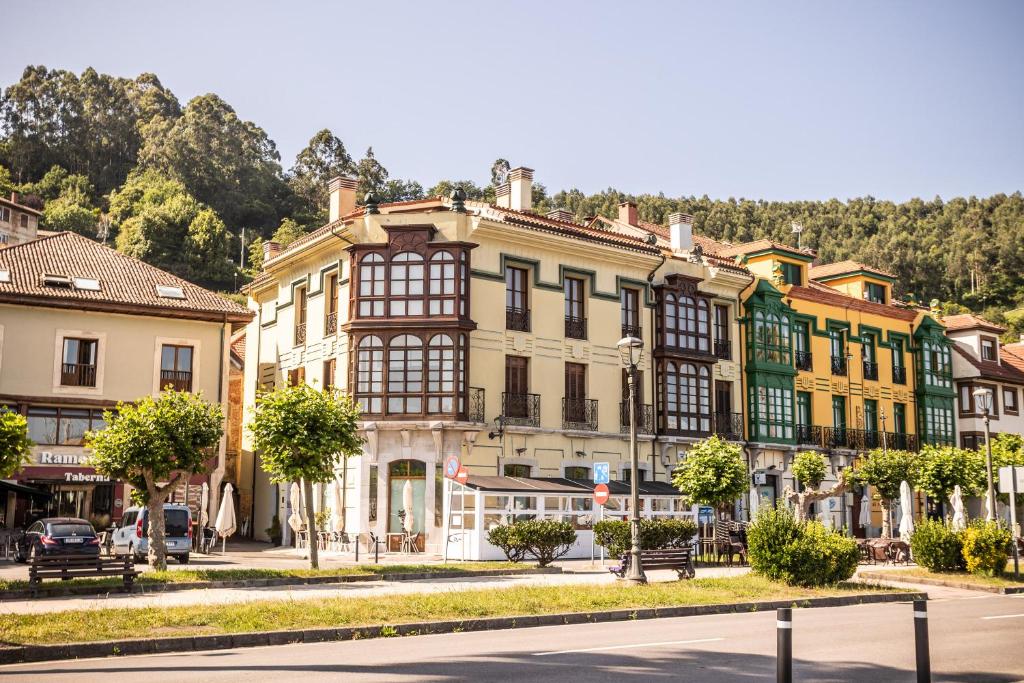 a row of buildings on a street in a town at Apartamento Ría San Esteban in San Esteban de Pravia
