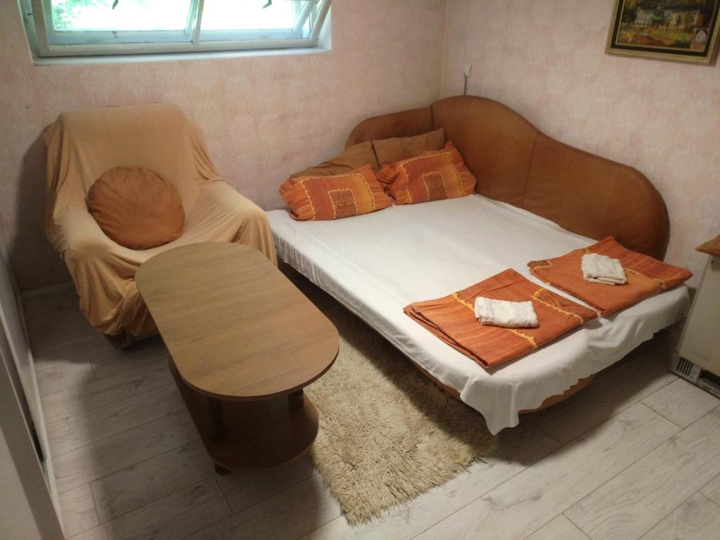 Postel nebo postele na pokoji v ubytování Exit festival house stay