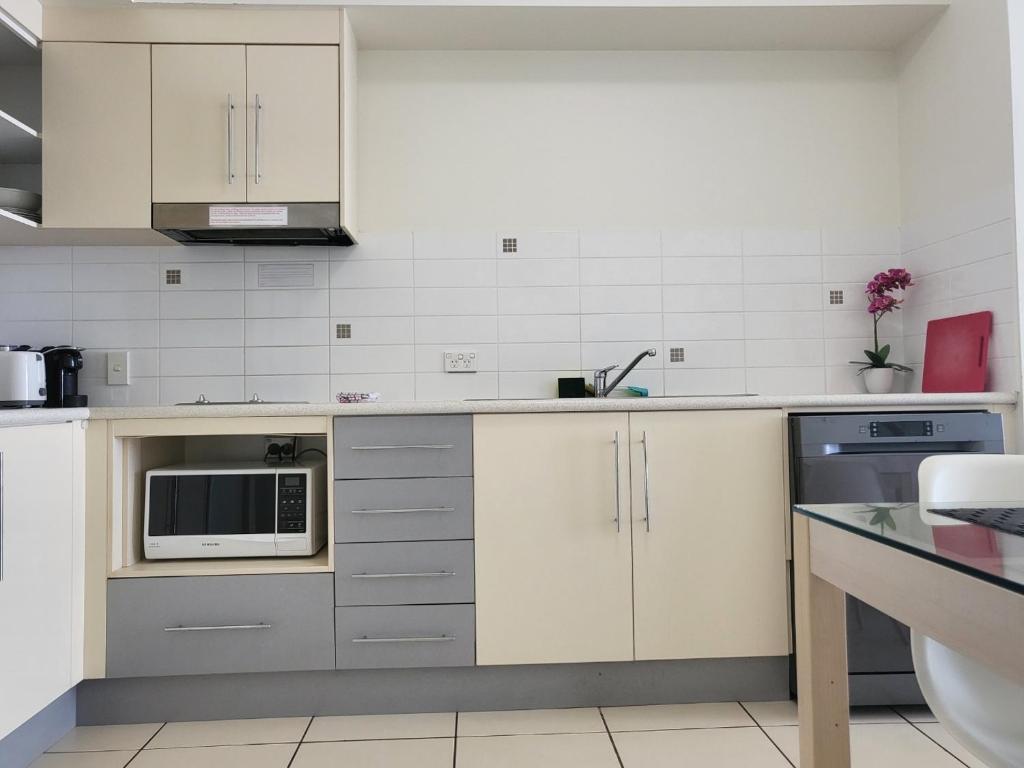 Kuchyň nebo kuchyňský kout v ubytování Park Regis Units Renew Best CBD, Top Value New Tile Floor