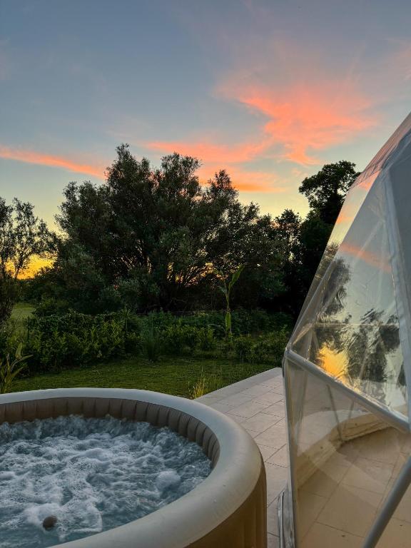 Východ nebo západ slunce při pohledu z luxury tent nebo okolí