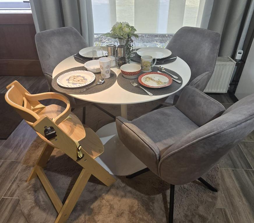a table with plates of food on top of it at City APART - FeWo Klimaanlage Whirpool Panoramafenster 5 Personen Kulturdenkmal Dessau-Roßlau in Dessau