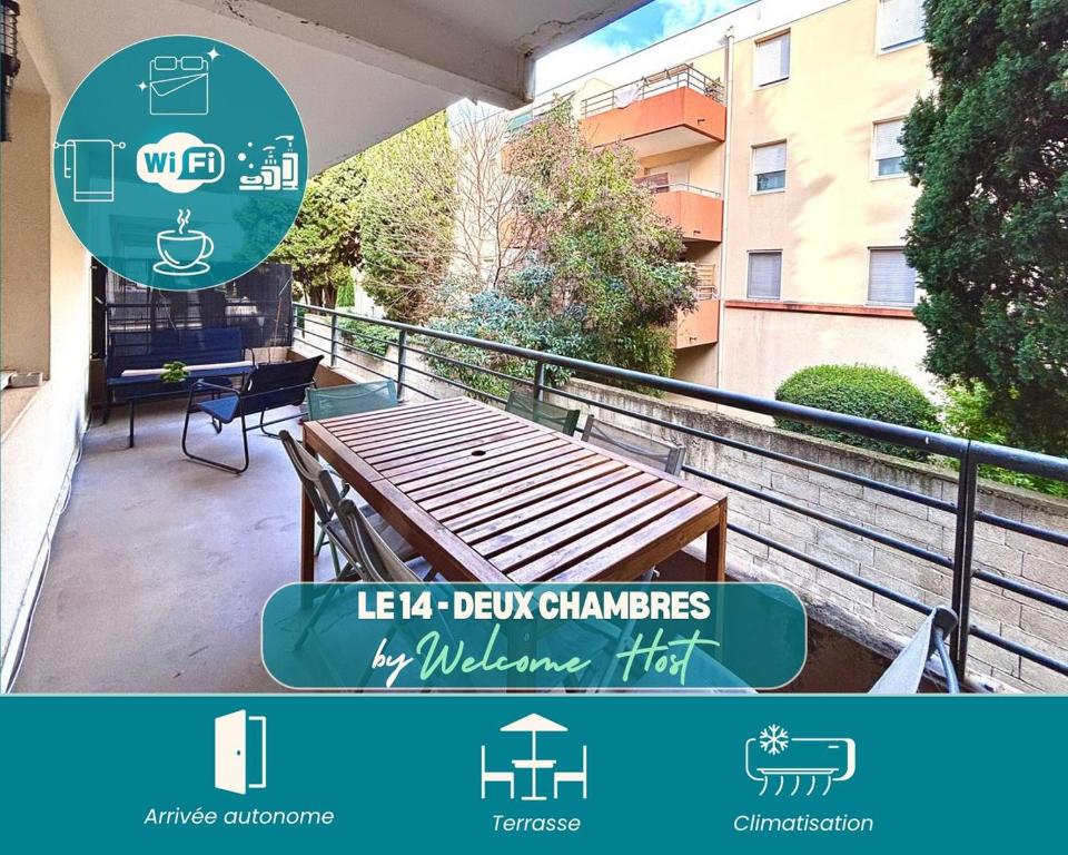 un panneau pour une table de pique-nique sur un balcon dans l'établissement Le 14 - Spacieux Deux Chambres, à Nîmes