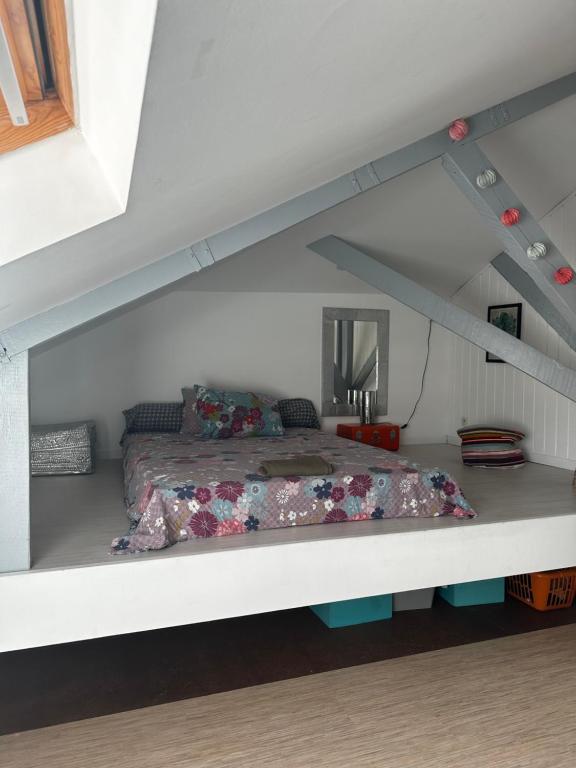 Ένα ή περισσότερα κρεβάτια σε δωμάτιο στο Chambre de charme dans maison coloniale