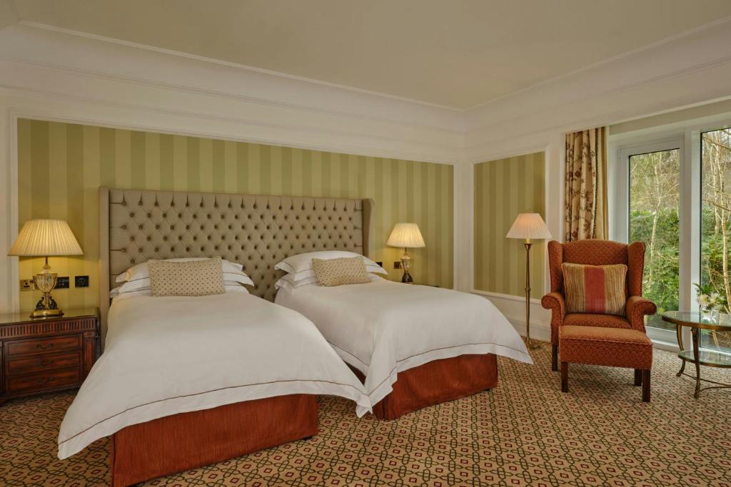 Postel nebo postele na pokoji v ubytování Powerscourt Hotel, Autograph Collection