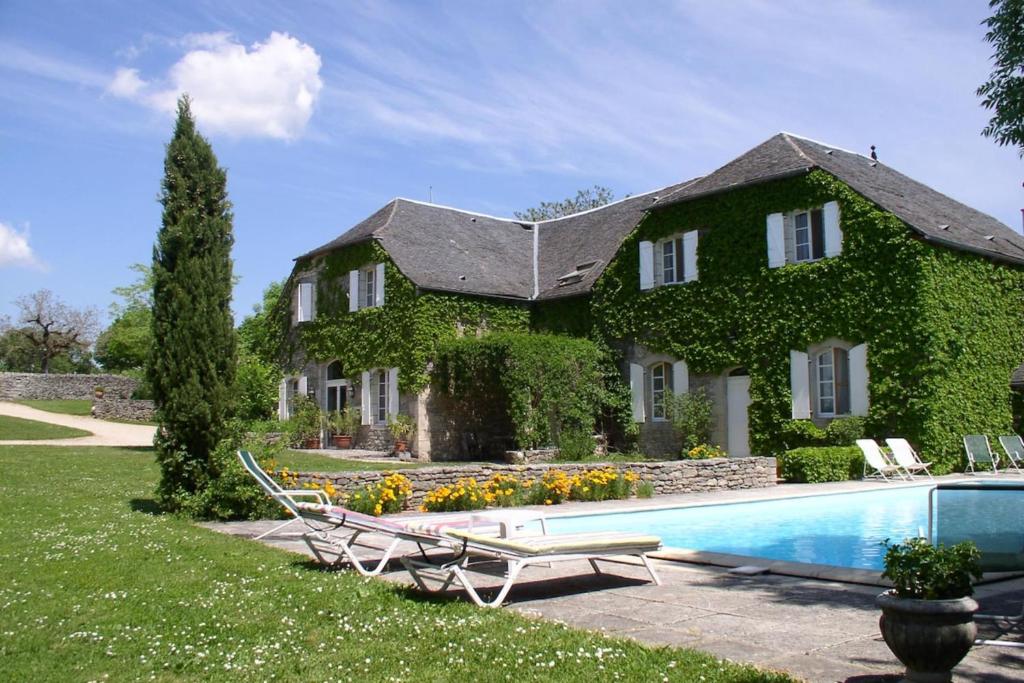 Kolam renang di atau dekat dengan Domaine du Château la Rhue grand espace piscine