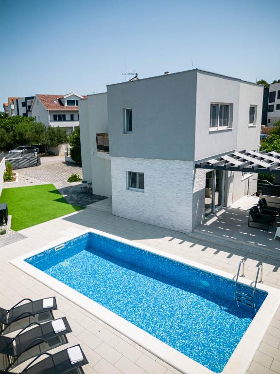 Bazén v ubytování Villa Lumaka Sun - Amazing Home In Brodarica with 4 Bedrooms, Wifi, Outdoor Swimming Pool and Heated Swimming Pool nebo v jeho okolí