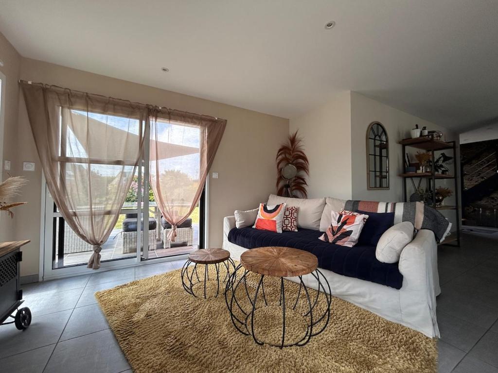 un salon avec un canapé et une table dans l'établissement La Villa des petits bonheurs, à Saint-Quay-Portrieux