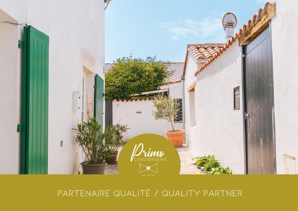 ein Schild mit der Aufschrift „Diningine Online Outsidequality Partner“ neben einem Haus in der Unterkunft La Do Ré - Élégante et chaleureuse maison à La Noue in Sainte-Marie-de-Ré