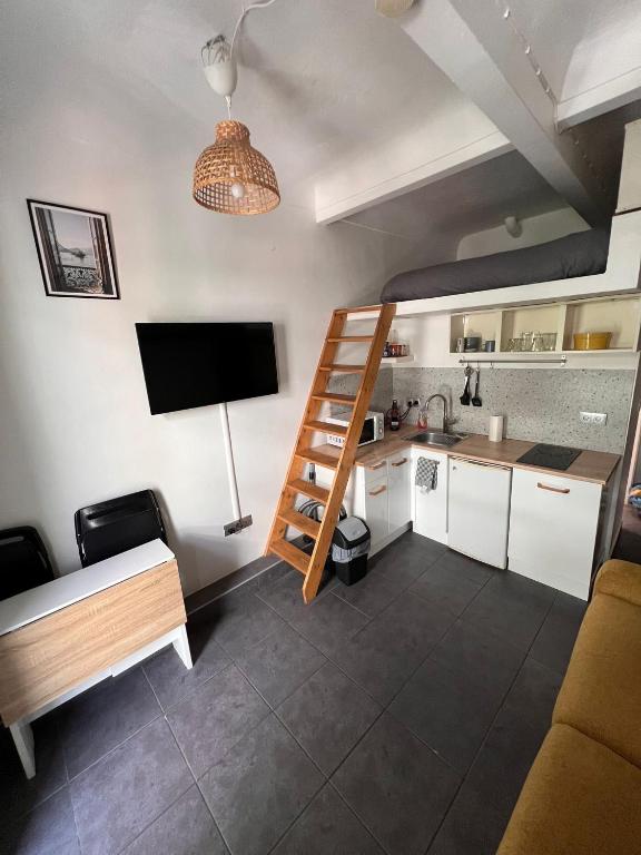 - une petite cuisine avec une échelle dans l'établissement Studio Juan les Pins 06 - centre ville - plage à 150m, à Antibes