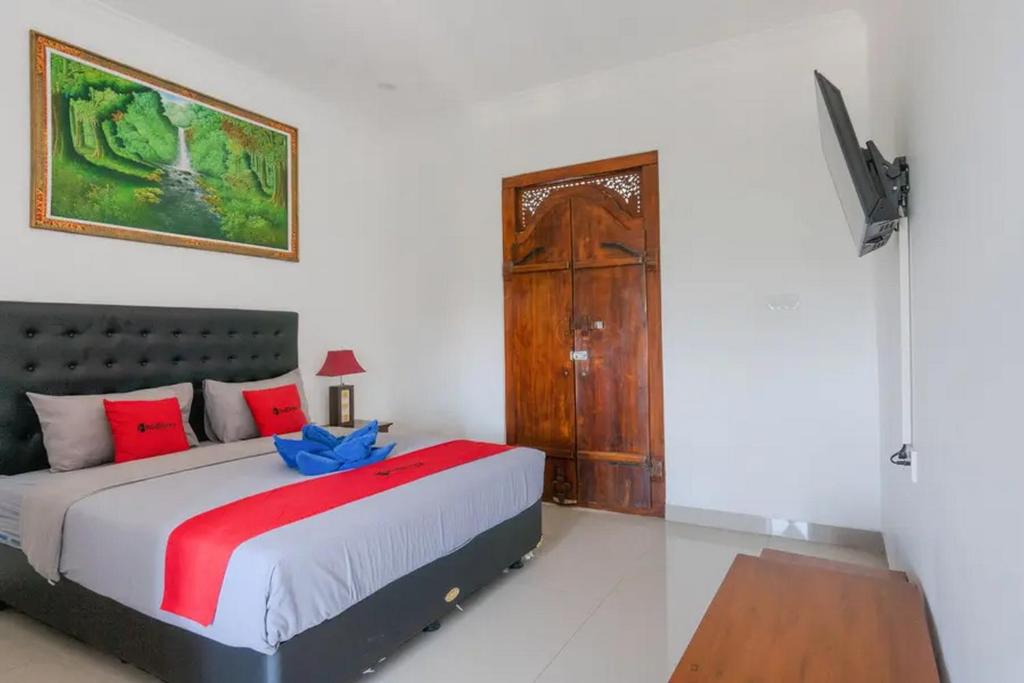 Postel nebo postele na pokoji v ubytování RedDoorz @ Uluwatu Suites
