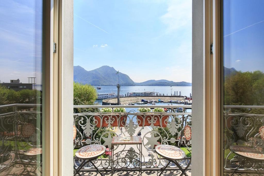 uma vista a partir de uma janela com vista para a água em Hotel Ancora em Verbania