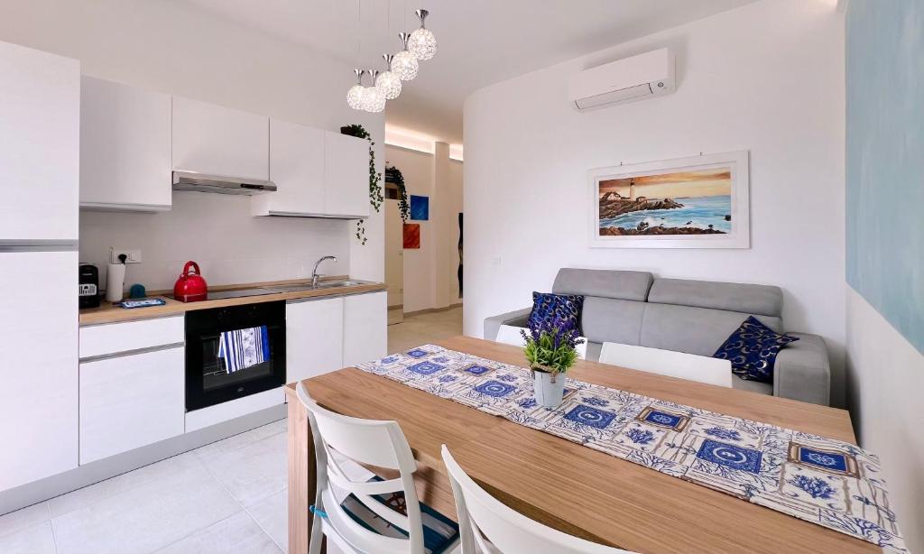 a kitchen and a dining room with a table and chairs at Bilocale Italia con vista mare in Varazze